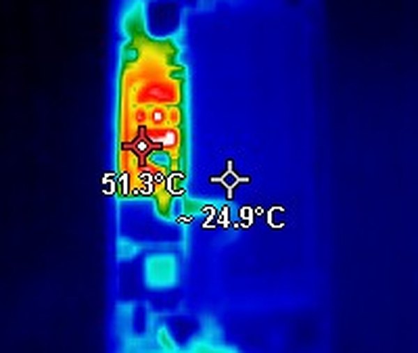 Diagnostyka termowizyjna w serwisie TELFOX Siemiatycze — zwarcie na płycie głównej telefonu rozgrzane do 51°C