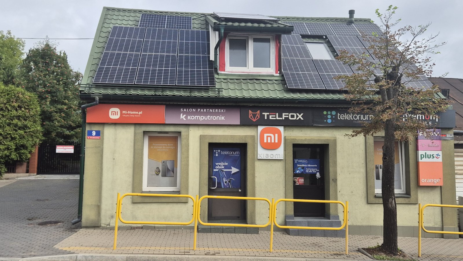Budynek TELFOX przy ul. Grodzieńskiej 9 w Siemiatyczach — wejście od ulicy