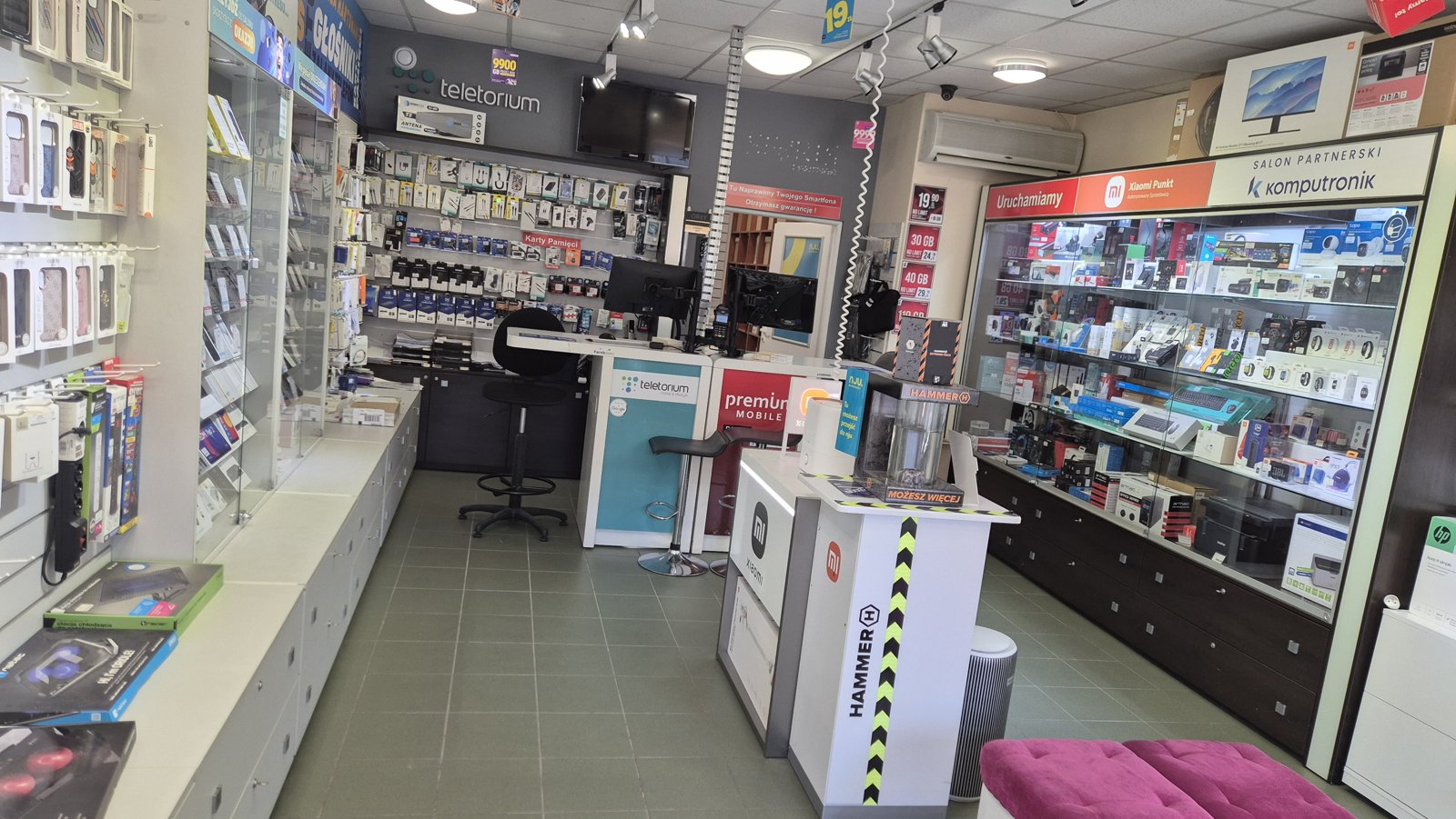 Wnętrze salonu TELFOX Siemiatycze — półki z akcesoriami GSM, etui, ładowarkami; lada obsługi