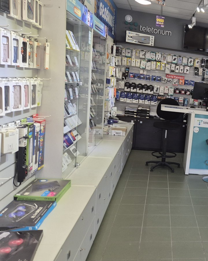 Ściana z etui i regały z akcesoriami GSM w salonie TELFOX przy Grodzieńskiej 9 w Siemiatyczach