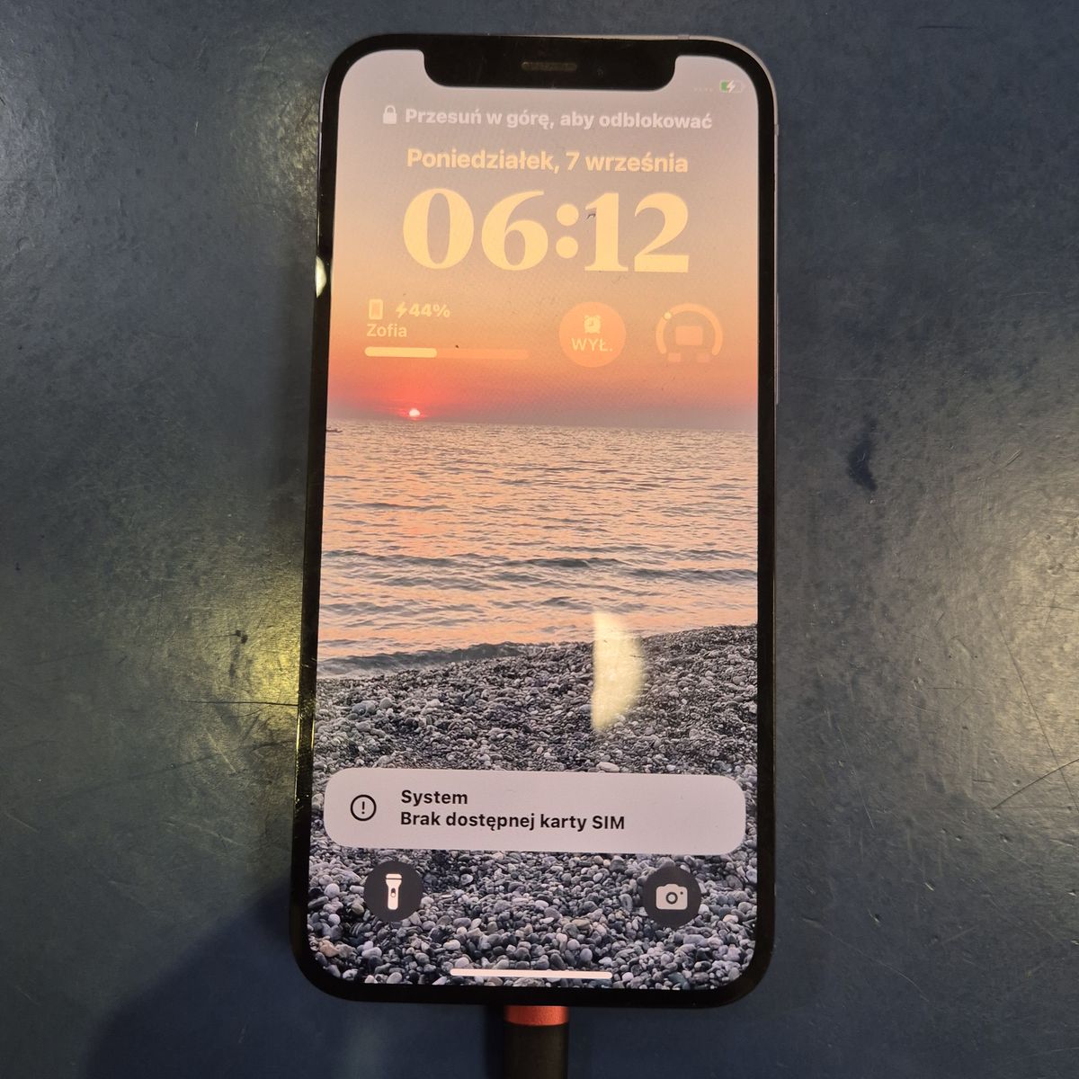iPhone 12 mini po wymianie baterii w TELFOX Siemiatycze — telefon uruchomiony, ładowanie 44%