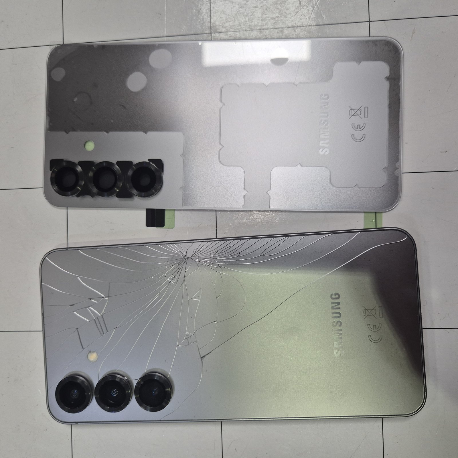 Samsung Galaxy S25 otwarty od tyłu na stole serwisowym TELFOX: aparaty, cewka ładowania i nowa klapka z taśmą klejącą