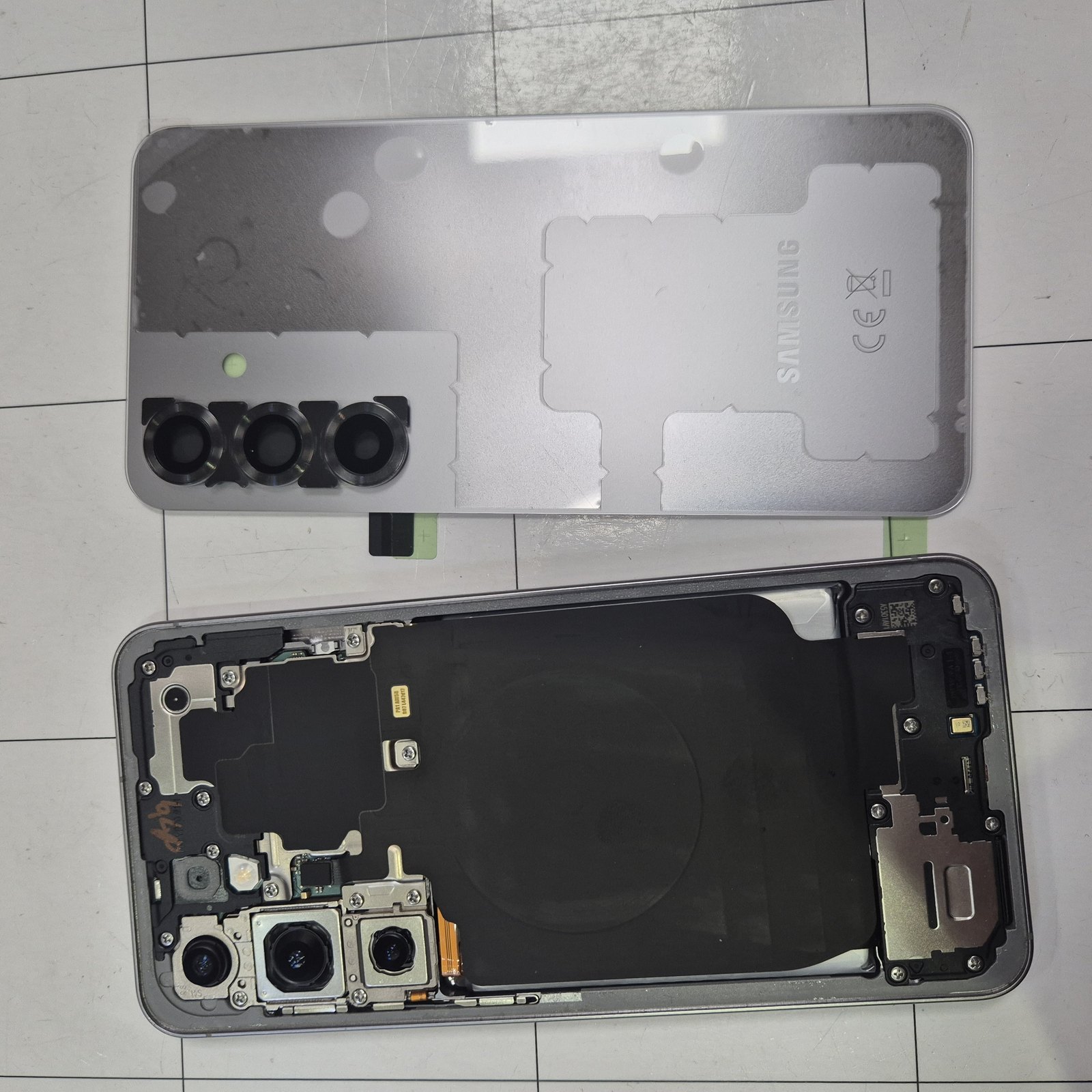 Samsung Galaxy S25 po wymianie klapki w serwisie TELFOX Siemiatycze — telefon z nową oryginalną klapką obok starej, potłuczonej