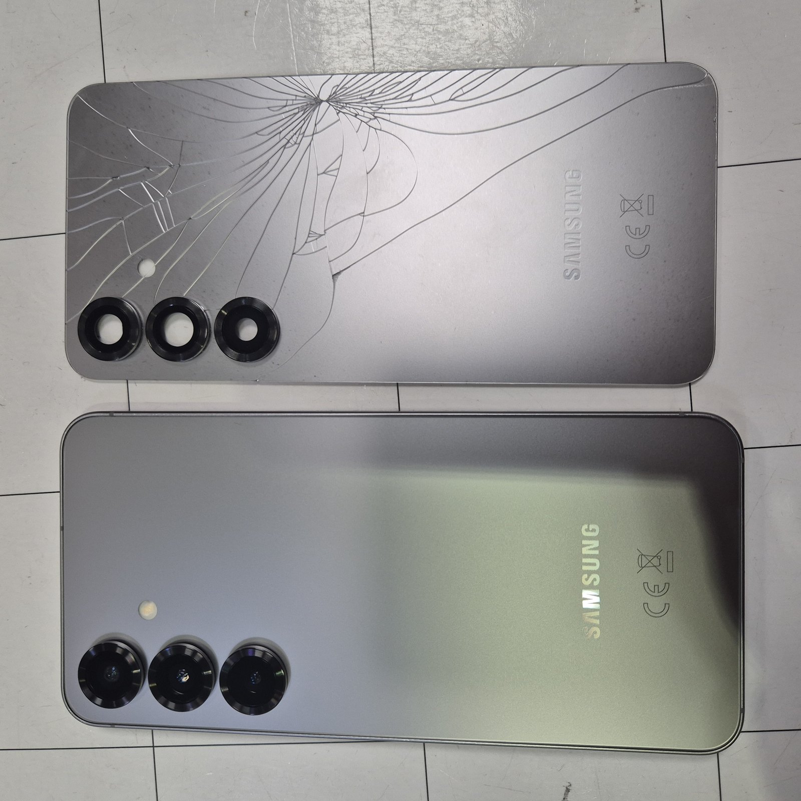 Samsung Galaxy S25 z potłuczoną tylną klapką przed naprawą, obok nowa oryginalna klapka Samsung — serwis TELFOX Siemiatycze