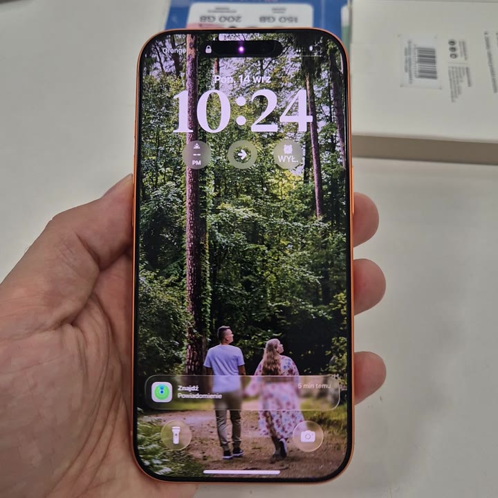 Szkło prywatyzujące TitanGlass Privacy Glossy na telefonie w salonie TELFOX Siemiatycze — ekran widoczny tylko na wprost