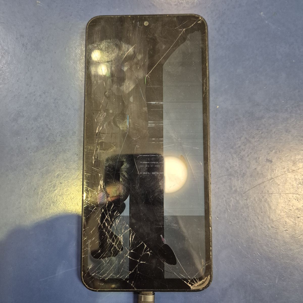 Xiaomi Redmi 13 ze zbitą szybką i pasami na ekranie — telefon przyjęty do wymiany ekranu w TELFOX Siemiatycze
