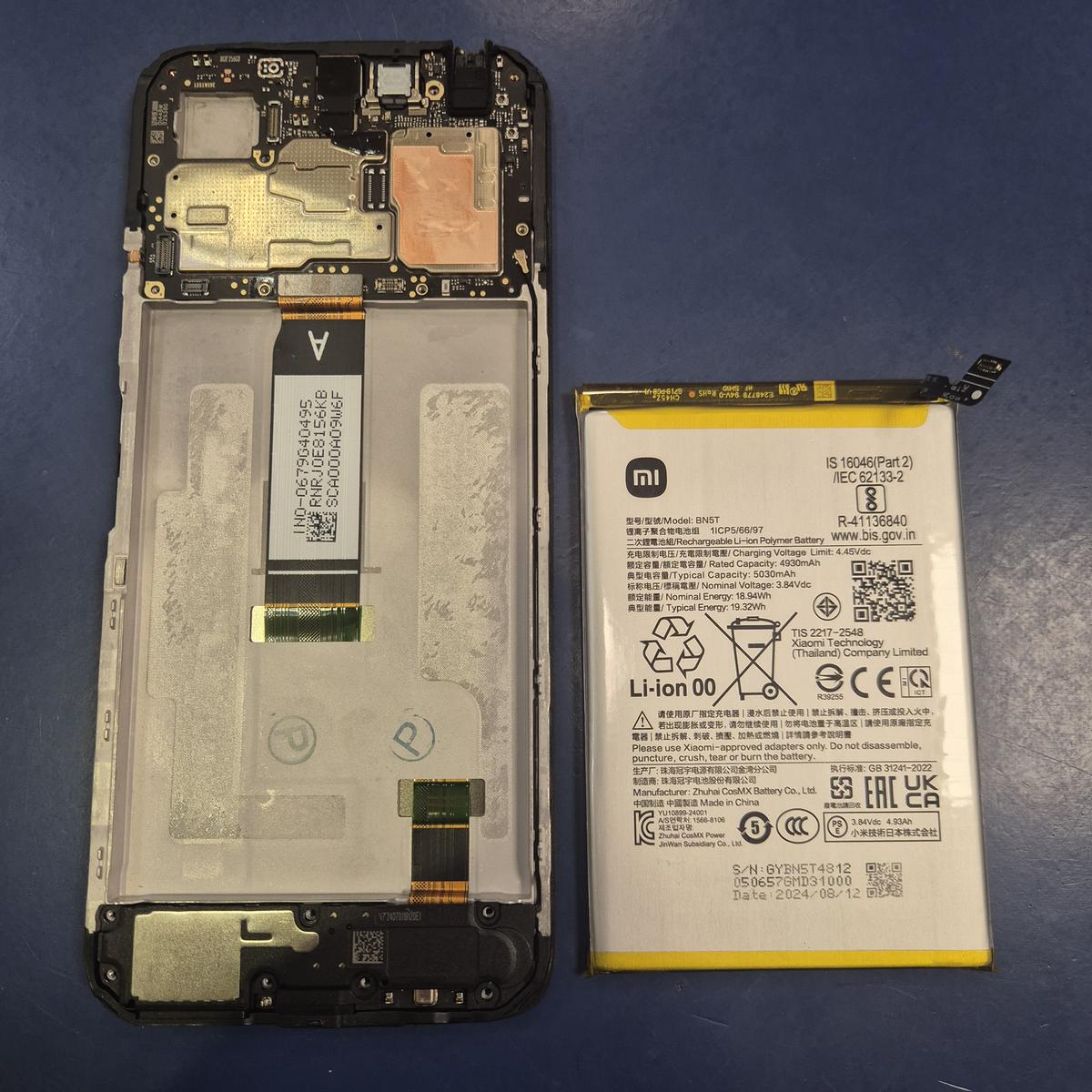 Naprawa telefonu w serwisie TELFOX Siemiatycze — rozebrany Xiaomi Redmi 13 z wyjętą baterią; cenę naprawy sprawdzisz w konfiguratorze