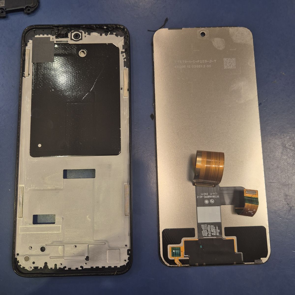 Xiaomi Redmi 13: stary ekran zdjęty z ramki w całości, razem z szybką — serwis TELFOX Siemiatycze